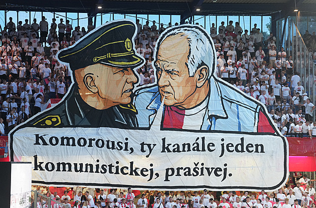 Derby in the stands: Fans unite over flares and against Komorous, despite a torrent of insults