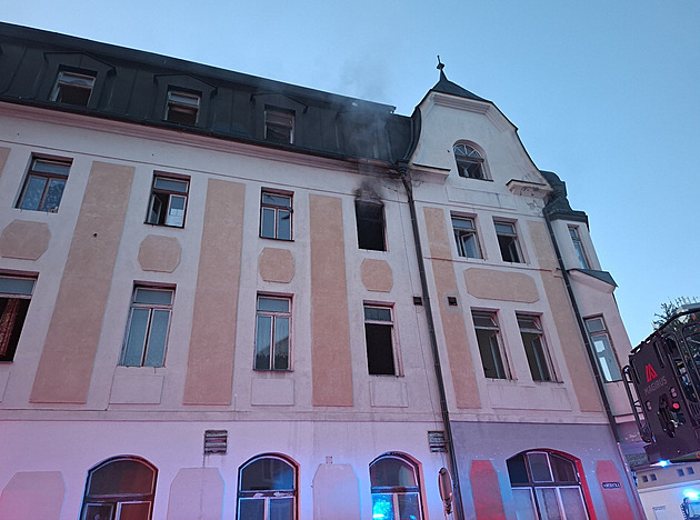 People flee burning accommodation building in Šumperk using ladders as helicopter takes injured person to hospital