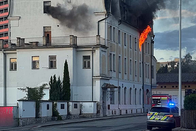 Z hořící ubytovny prchali lidé po žebřících, dva zranění jsou v kritickém stavu