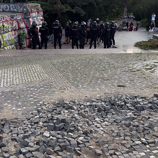 Na příznivce Slavie číhala maskovaná parta ozbrojená dlažbou, zasahovala policie
