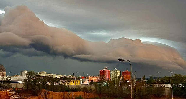 An imposing shelf cloud takes over the sky above Plzeň, meteorologists release video