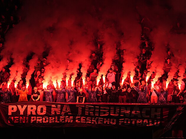 Pyro sparťanských fanoušků v derby proti Slavii