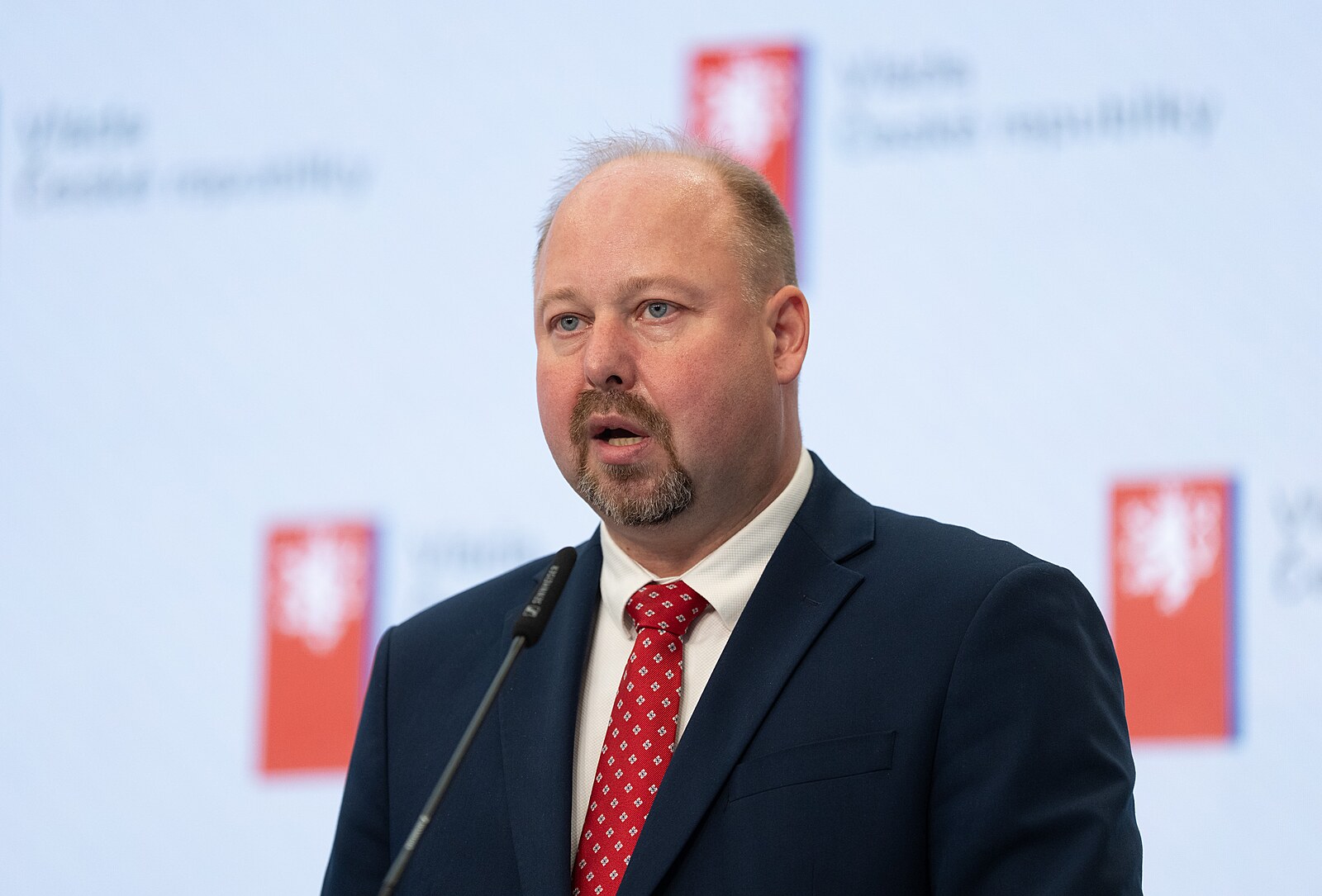 Vláda může stanovit, co je důležité, píše Tejc Bradáčové. Diktovat ale nechce