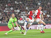Slávistický branká� Jakub Markovi� sbírá mí� p�ed stopery �t�pánem Chaloupkem a...
