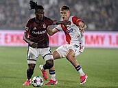 Spar�anský zálo�ník Santiago Eneme a Wiktor Nowak ze Slavie