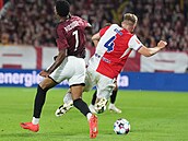 Spar�anský k�ídelník Josimar Alcócer v souboji s Davidem Zimou ze Slavie