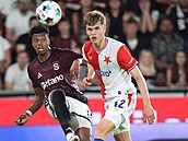 Spar�anský k�ídelník John Mercado centruje p�es Mikulá�e Kone�ného ze Slavie.