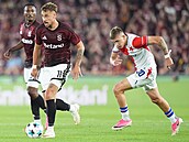 Spar�an Mat�j Ryne� uniká s mí�em Wiktoru Nowakovi ze Slavie.