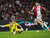 Slávistický úto�ník Danijel �turm p�ekonává branká�e Jakuba Surov�íka ze Sparty.