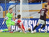 Slávistický branká� Jakub Markovi� zasahuje proti st�ele Adama Karabce ze...