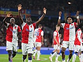 Fotbalisté Slavie se radují z gólu, který vst�elil Emmanuel Ayaosi.