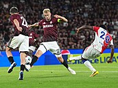 Slávistický k�ídelník Emmanuel Ayaosi st�ílí gól mezi spar�any Romanem Mackem...