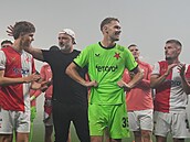 Fotbalisté Slavie s trenérem Jind�ichem Trpi�ovským slaví vít�zství v derby...