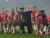 Fotbalisté Slavie s trenérem Jind�ichem Trpi�ovský slaví vít�zství v derby nad...