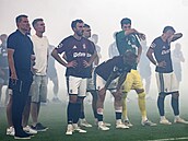 Zklamaní fotbalisté Sparty a trenér Brian Priske po prohraném derby proti...
