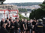 Policie zasahovala p�i pochodu fanou�k� Slavie na fotbalové derby se Spartou. U...