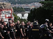 Policie zasahovala p�i pochodu fanou�k� Slavie na fotbalové derby se Spartou. U...