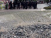 Policie zasahovala p�i pochodu fanou�k� Slavie na fotbalové derby se Spartou. U...