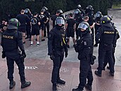 Policie zasahovala p�i pochodu fanou�k� Slavie na fotbalové derby se Spartou. U...