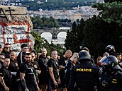 Policie zasahovala p�i pochodu fanou�k� Slavie na fotbalové derby se Spartou. U...