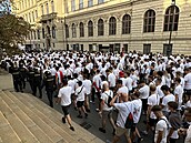 Prahou pro�li fanou�ci Slavie, mí�ili na Letnou, hlídala je policie (30. srpna...