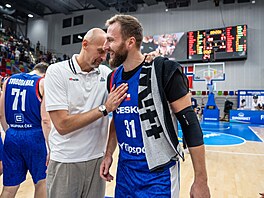 Trenér Lubo� Barto� a Martin K�í� po zápase s Norskem.