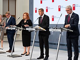 Ale� Juchelka, Alena Schillerová, Andrej Babi� a Karel Havlí�ek na tiskové...