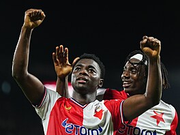 Slávistický k�ídelník Emmanuel Ayaosi se raduje ze svého gólu v derby proti...