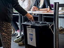 Voli� odevzdává hlas b�hem islandského referenda na radnici v Reykjavíku. (29....