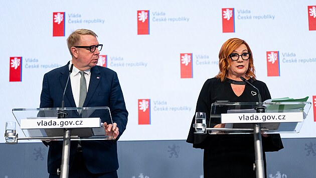 Ministryn� financ� Alena Schillerov� a ministr pr�ce Ale� Juchelka (oba ANO) na tiskov� konferenci po zased�n� vl�dy. (31. srpna 2026)