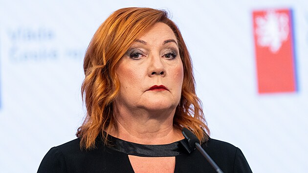 Ministryn� financ� Alena Schillerov� (ANO) na tiskov� konferenci po zased�n� vl�dy. (31. srpna 2026)