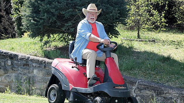 Milan Drobn� si u��v� i roli zahradn�ka. 