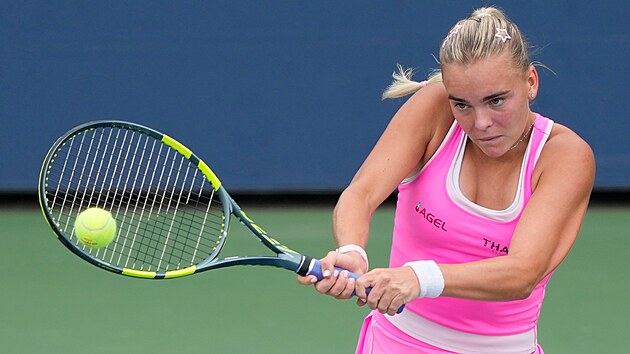 S�ra Bejlek hraje bekhend v prvn�m kole US Open.