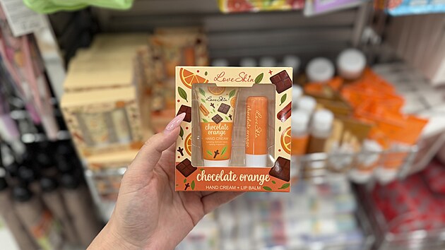 �okol�da a pomeran� se objevuj� v d�rkov� kosmetick� sad� Love Skin. Balen� obsahuje kr�m na ruce a balz�m na rty s v�n� Chocolate Orange a stoj� 60 korun. Jde o jednu z cenov� dostupn�j��ch drobnost� z podzimn� kolekce.