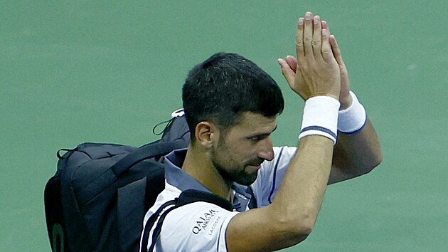 Novak Djokovi� tlesk� div�k�m po por�ce v prvn�m kole na US Open.
