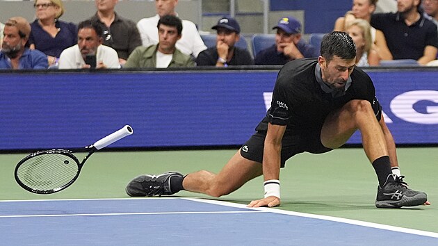 Novak Djokovi� na kurtu v prvn�m kole US Open