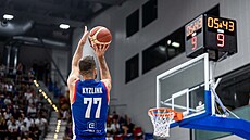 Tomá� Kyzlink pálí b�hem utkání s Norskem v p�edkvalifikaci o EuroBasket 2029.