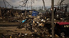 Trosky a zni�ená vozidla le�í den po ruském útoku na sklad v obci Myla nedaleko...