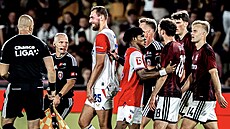 Momentka ze záv�ru pra�ského derby a poty�ka mezi slávistickým úto�níkem...