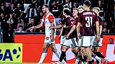 Momentka ze záv�ru pra�ského derby a poty�ka mezi slávistickým úto�níkem...