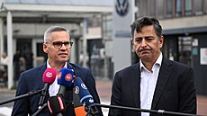 Vlevo Thorsten Gröger, �éf vlivného odborového svazku IG Metall v Dolním Sasku...