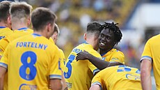 John Auta slaví se svými spoluhrá�i gól do sít� Jablonce.