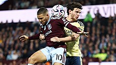 Emiliano Buendia (vlevo) a Declan Rice ve vzdu�ném souboji.