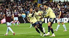Kapitán Arsenalu Bukayo Saka slaví gól na h�i�ti Aston Villy.