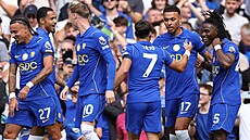 Fotbalisté Chelsea se radují z gólu, který vst�elil Romeo Lavia.