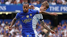 Joao Pedro z Chelsea si hlídá mí� p�ed Lukou Vu�kovi�em z Brightonu.