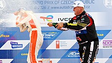 Adam Lacko slaví na okruhu v Most� t�etí místo, skrápí vít�zku Stephanii...