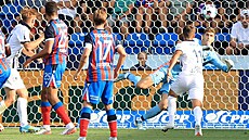 Plze�ský branká� Florian Wiegele zasahuje p�ed Filipem Horským ze Slovácka.