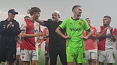 Fotbalisté Slavie s trenérem Jind�ichem Trpi�ovským slaví vít�zství v derby...