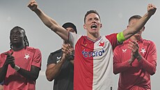 Slávistický zálo�ník Luká� Provod slaví s fanou�ky vít�zství v derby proti...